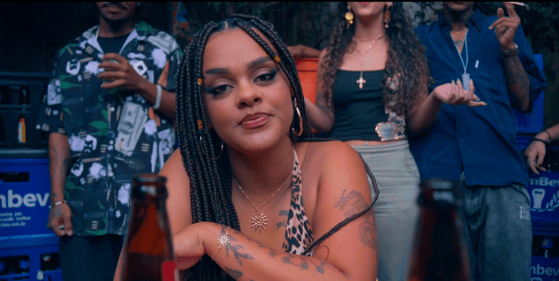 Rapper aZuri lança ‘La-Latina’, videoclipe que exalta a potência e a ancestralidade da mulher negra no Hip Hop