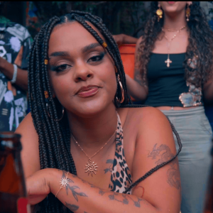 Rapper aZuri lança ‘La-Latina’, videoclipe que exalta a potência e a ancestralidade da mulher negra no Hip Hop