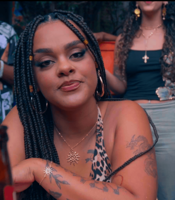 Rapper aZuri lança ‘La-Latina’, videoclipe que exalta a potência e a ancestralidade da mulher negra no Hip Hop