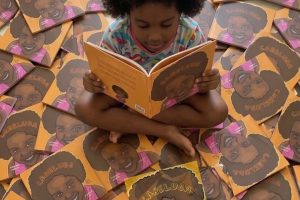 Escritora Claudinea Moreira faz lançamento oficial do livro Cabeluda, neste sábado em Guaxupé