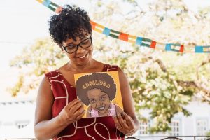 Claudinea Moreira transforma ativismo e educação antirracista no livro “Cabeluda”