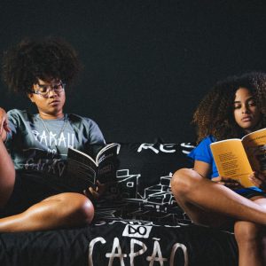 Do cursinho popular à poesia: livro mostra como um sarau se tornou espaço de formação